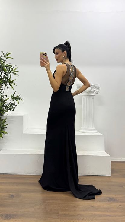 Schwarzes Abendkleid mit Neckholder-Ausschnitt und besonderem Rückendetail